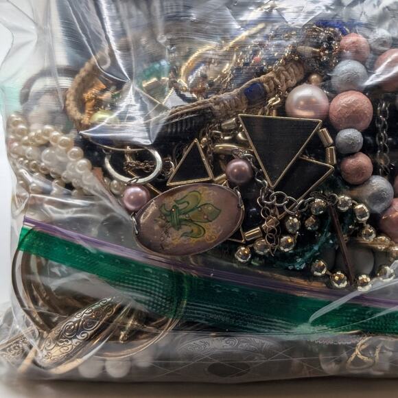 Jewelry Lot Vienna Repurpose Bag Over 4 Pounds Beads & Possible Wearable Pieces - Picture 6 of 11